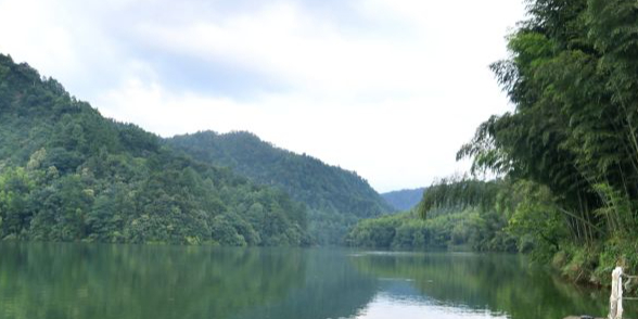 月亮湖景区
