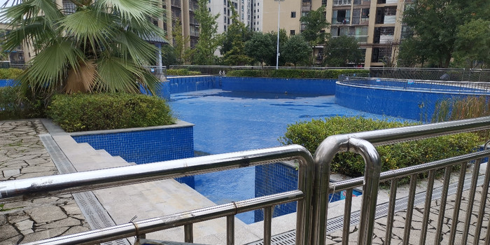 一品江南小区游泳池