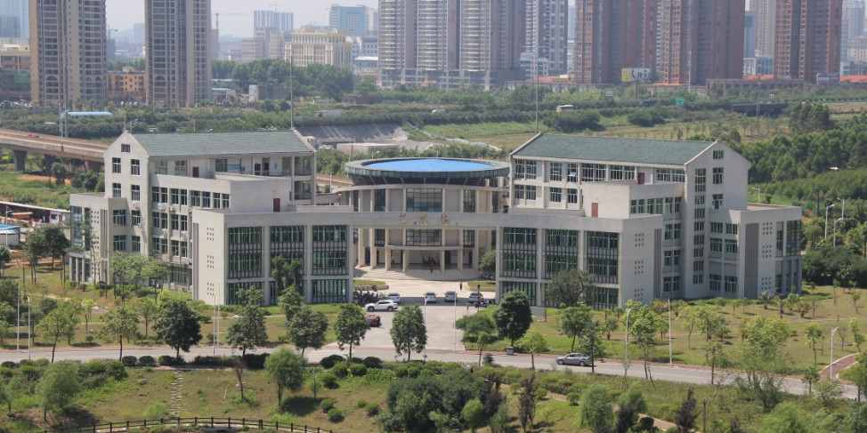 广西科技师范学院-北门