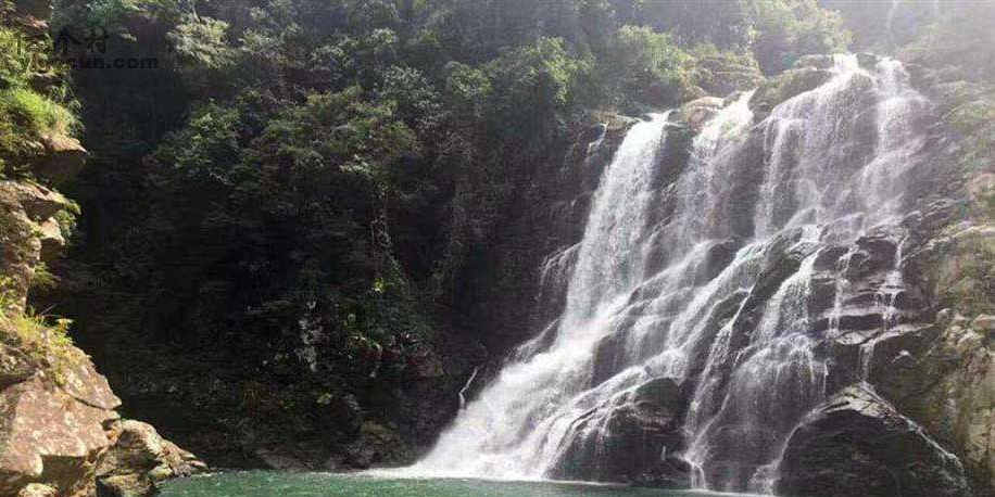 龙潭飞瀑