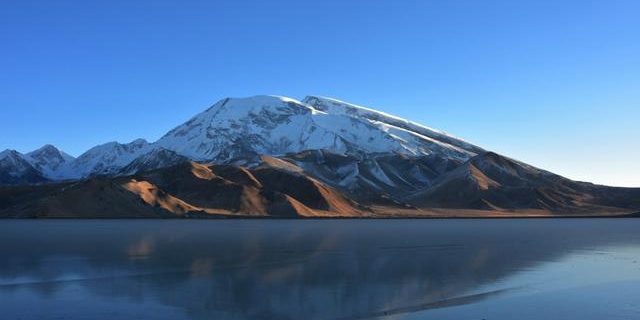 慕士塔冰川山