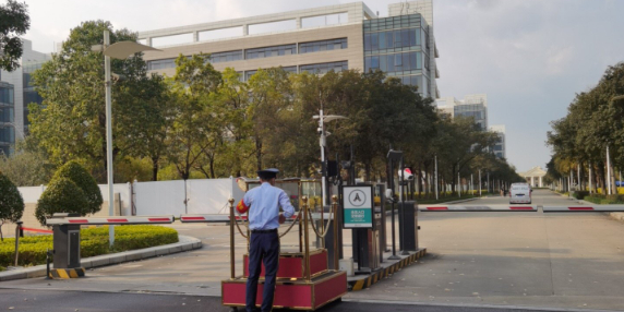 深圳华为坂田园区F区-南门