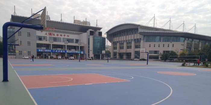 武汉转工大学(常青校区)-篮球场