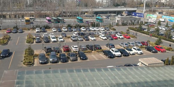 大连市公公行政服务中心-地上停车场