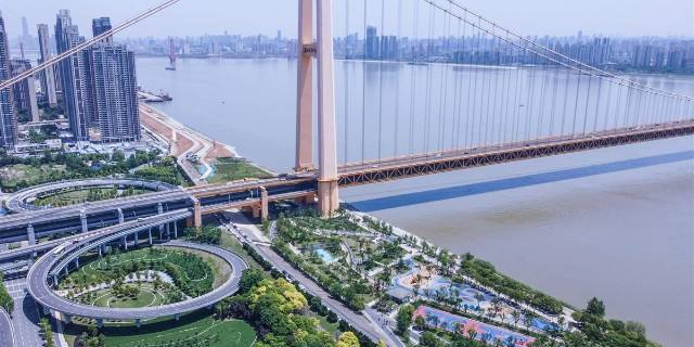 杨泗港大桥江滩公园