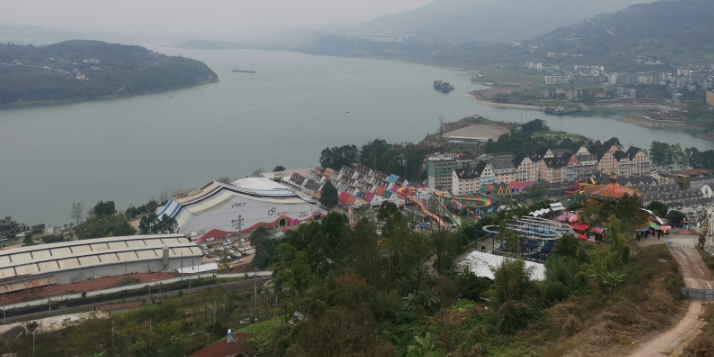 美心红酒小镇美心洋人街水公园-地上停车场