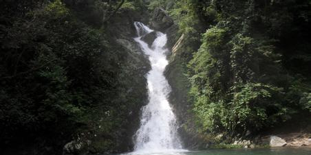 日月湾铜铁岭仙女潭瀑布