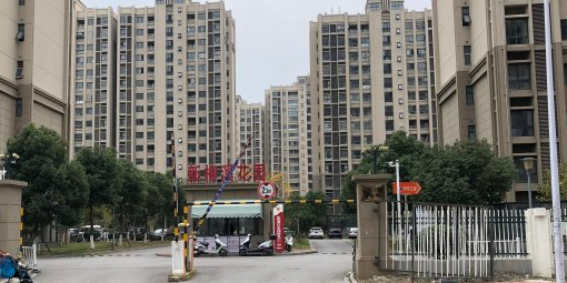 苏州市吴江区鲈乡北路与柳胥路交叉路口往东南约100米(吴厍湾小区西北侧约50米)