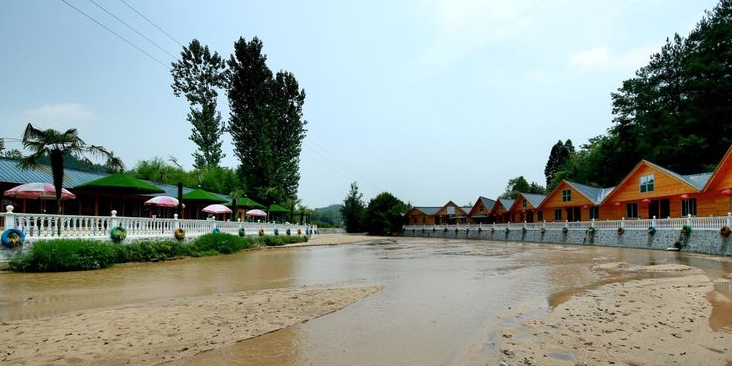 月亮湾金沙滩