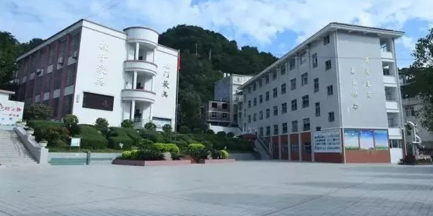 龙门中心小学