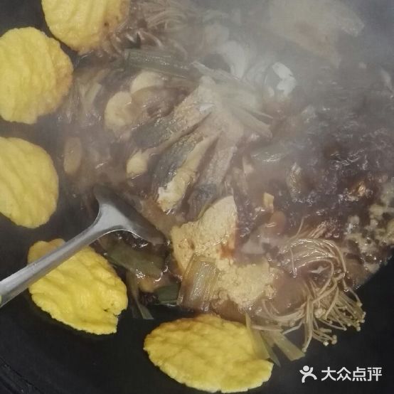 木柴大铁锅炖鱼