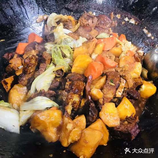 盛火威虎寨铁锅炖饭店