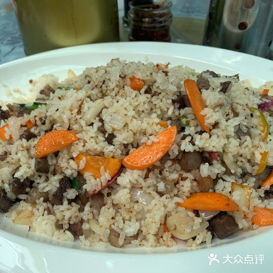 东乡手抓美食街(共和县措隆宝藏医院北)