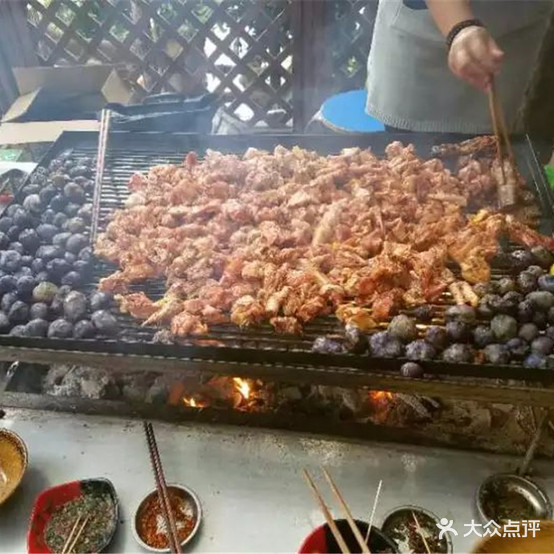 弥勒市凹革老家餐饮服务有线公司