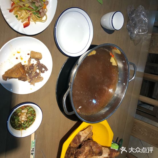 牛小六牛骨火锅资助(碧水山庄店)