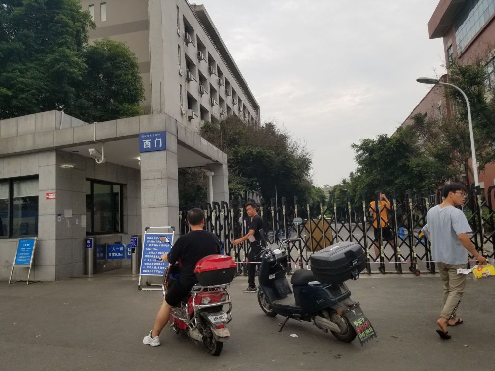 四川农业大学(成都校区)-西北门