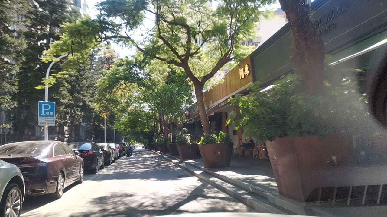 华新苑停车场-出入口