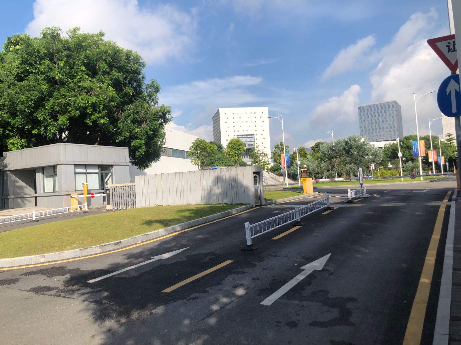 深圳信息职业技术大学-东南门