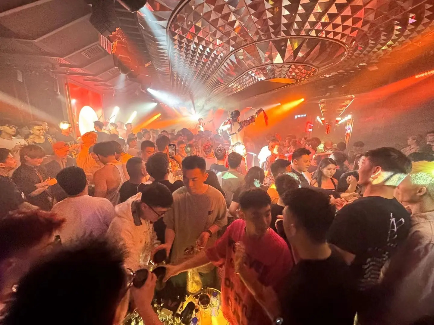 蝴蝶酒吧