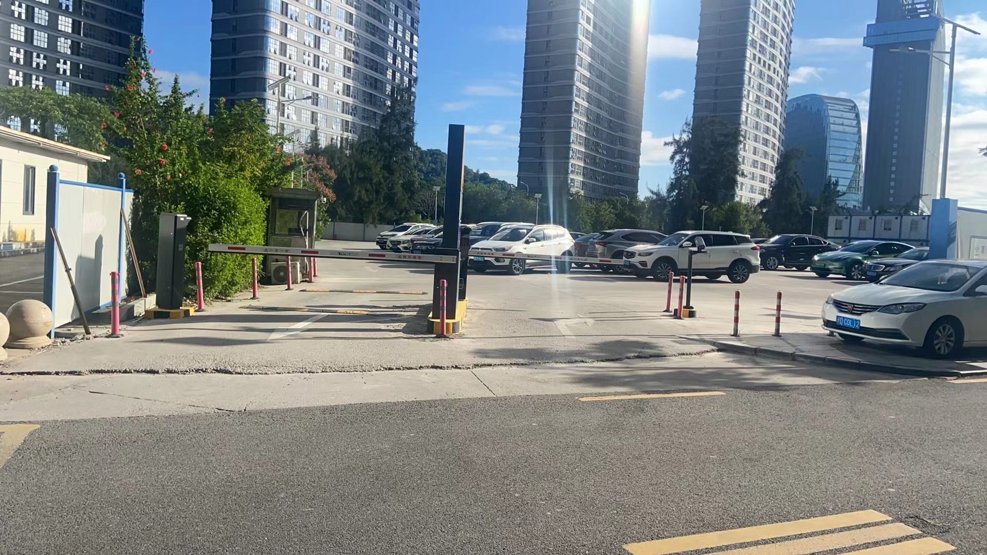 桥南停车场-出入口