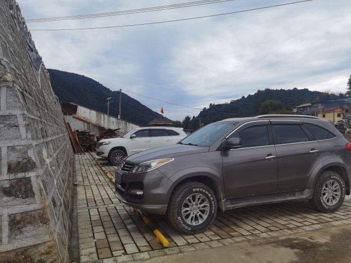 仁青崩寺-地上停车场