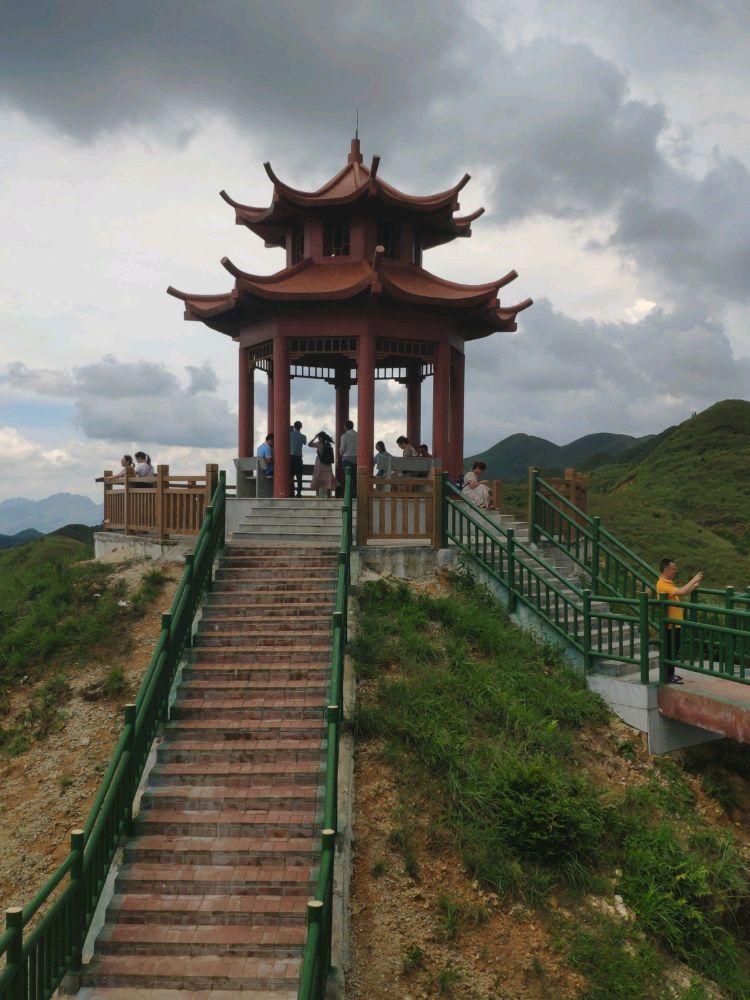 信宜银岩顶观光亭