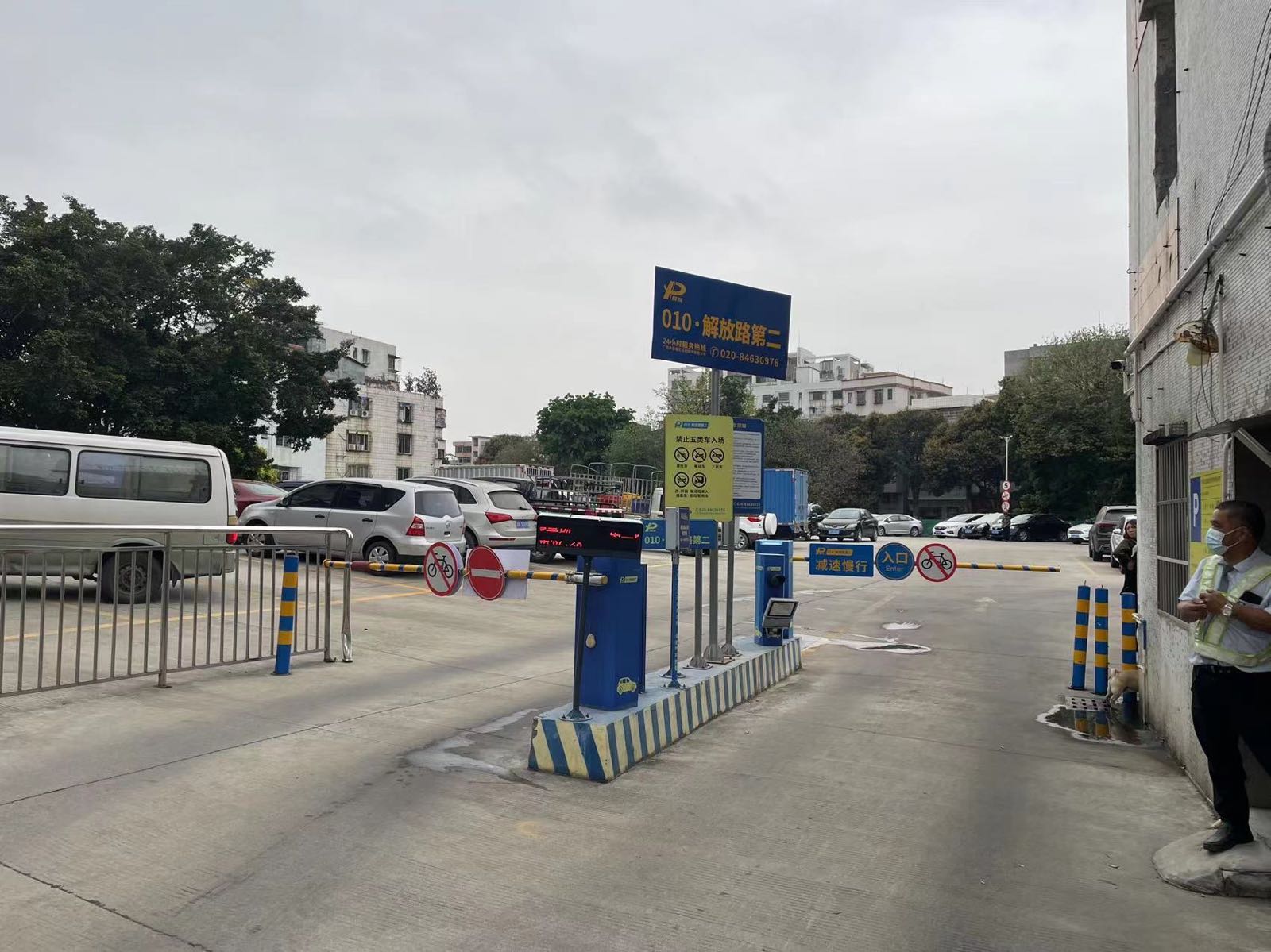 鼎骏停车场-出入口