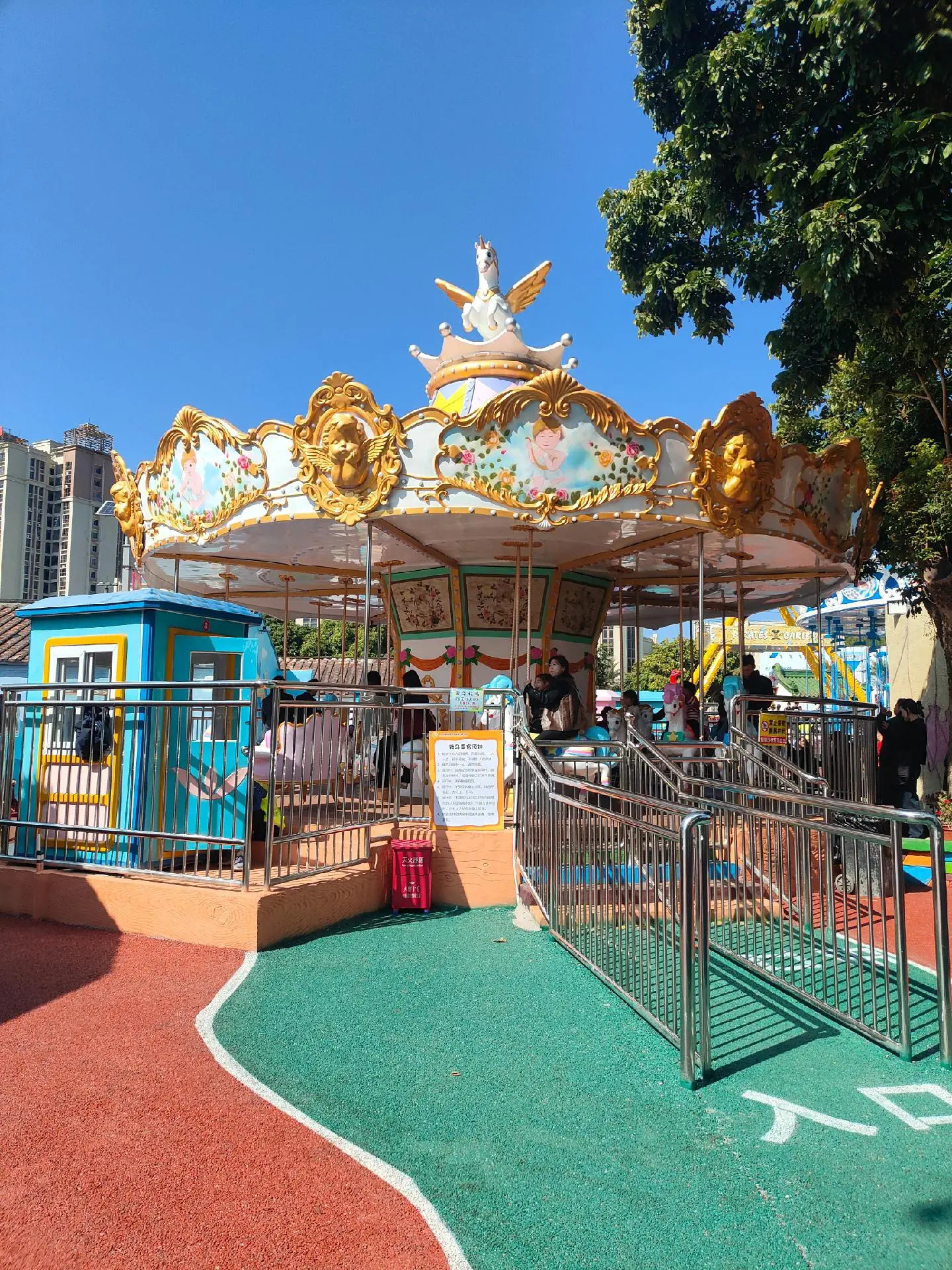 霞湖古寨欢乐世界游乐园