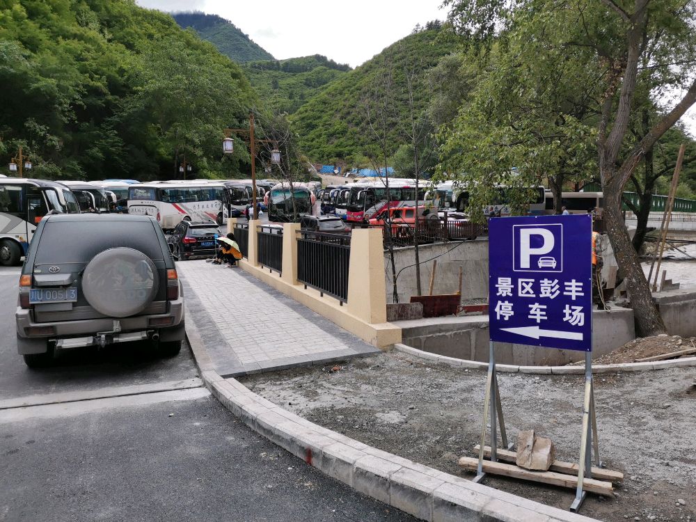 九寨沟月亮湾假日酒店-北侧地上停车场