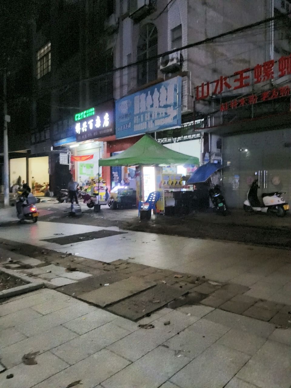 照亮小食杂店