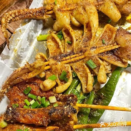 逗阵吃烧烤店