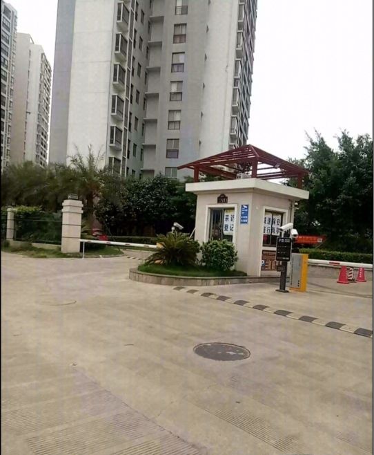 宏城水岸地上停车场-出入口