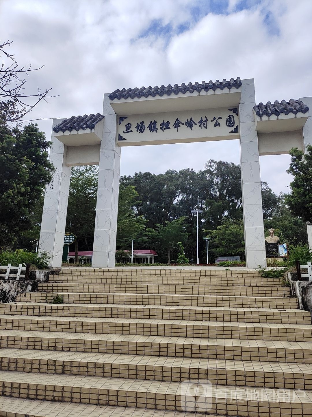 旦场镇担伞岭村公园