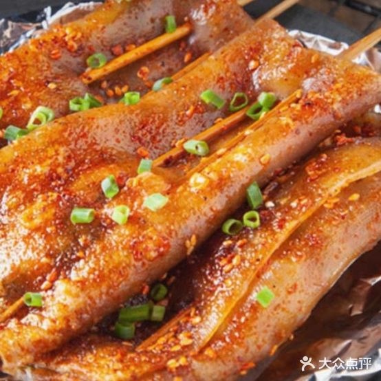 小院里碳火烧烤