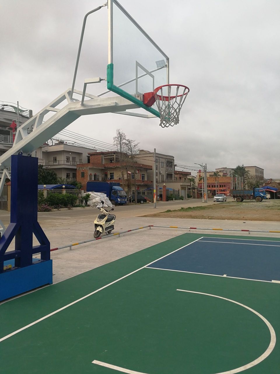 下坉兴村网红篮球赛场