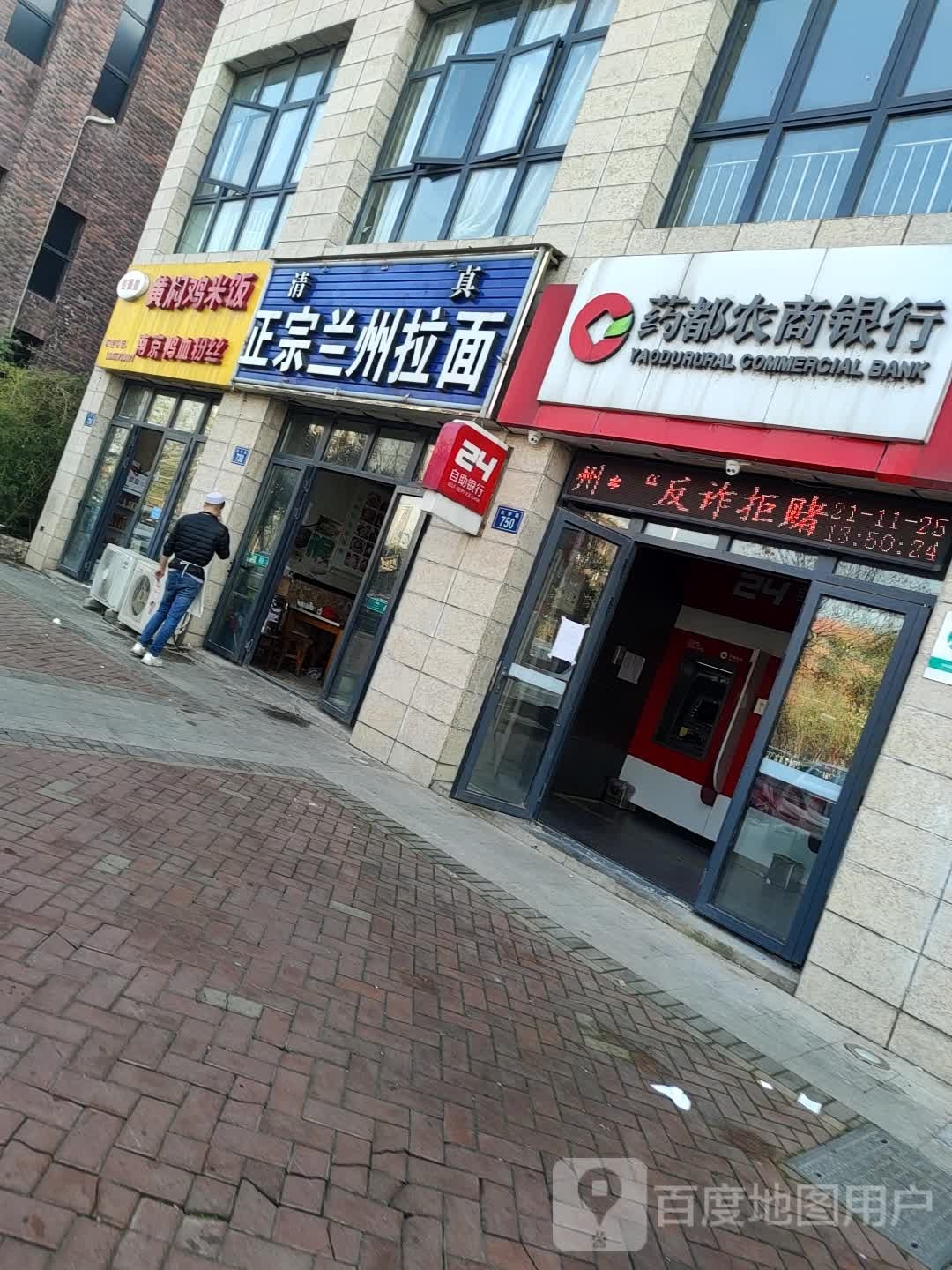 M M