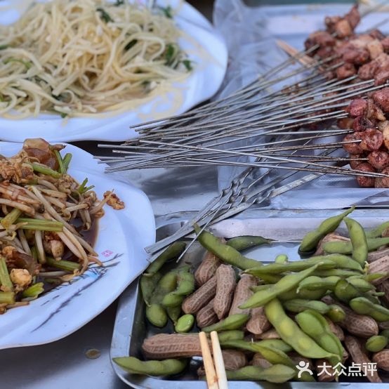 劈柴原地锅烧烤广场