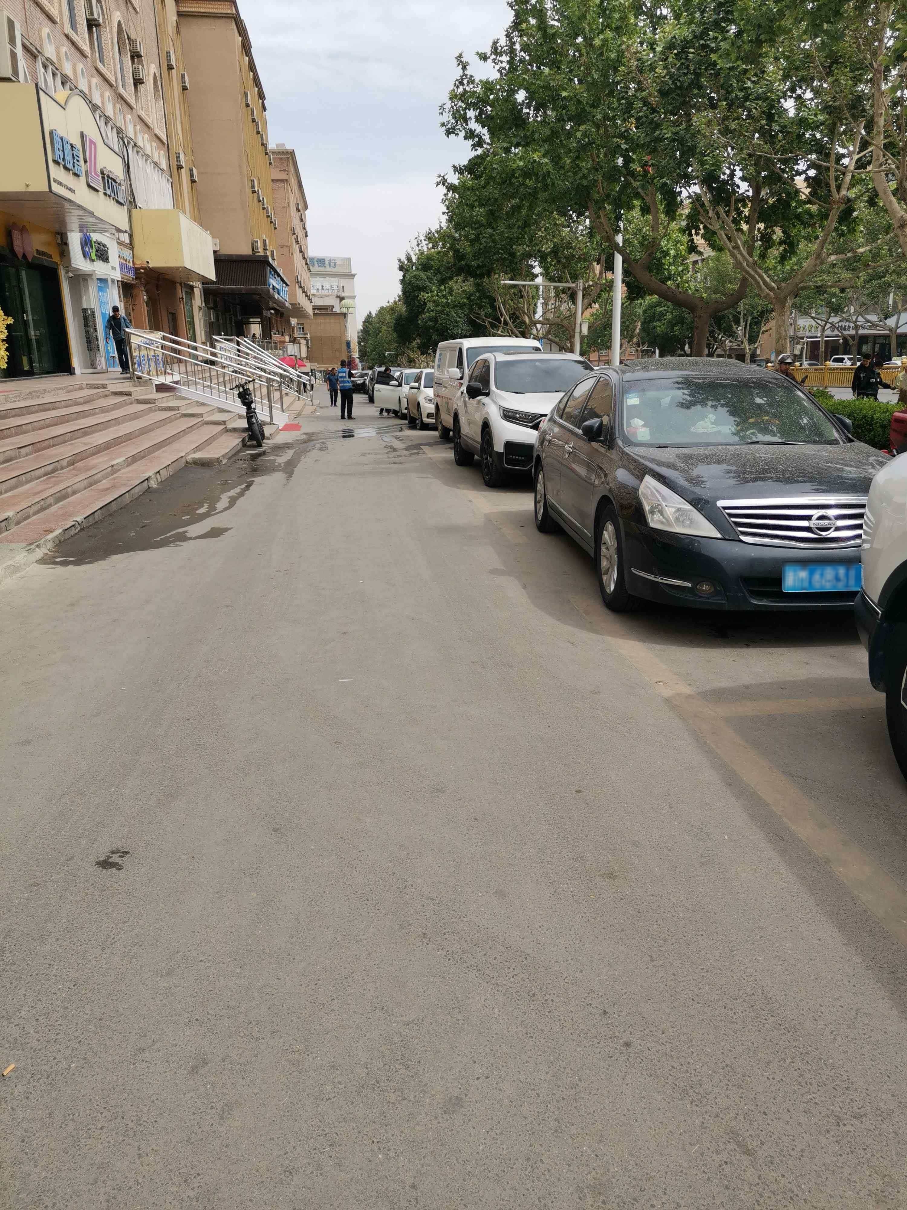 汉庭酒店(喀什艾提尕尔清真寺店)-地上停车场