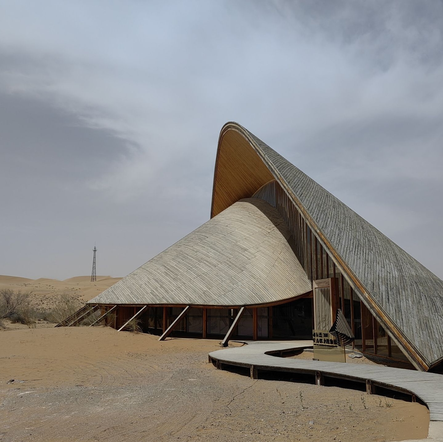 阿拉善左旗腾格里沙漠月亮湖景区