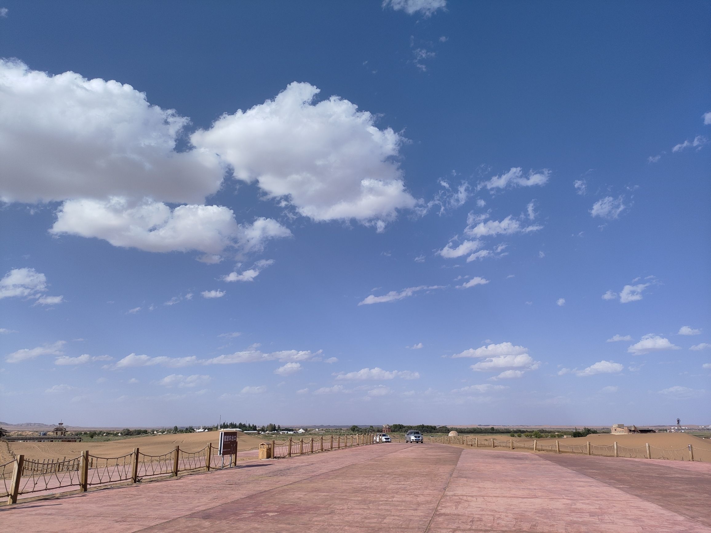 腾格里沙漠通湖草原旅游区