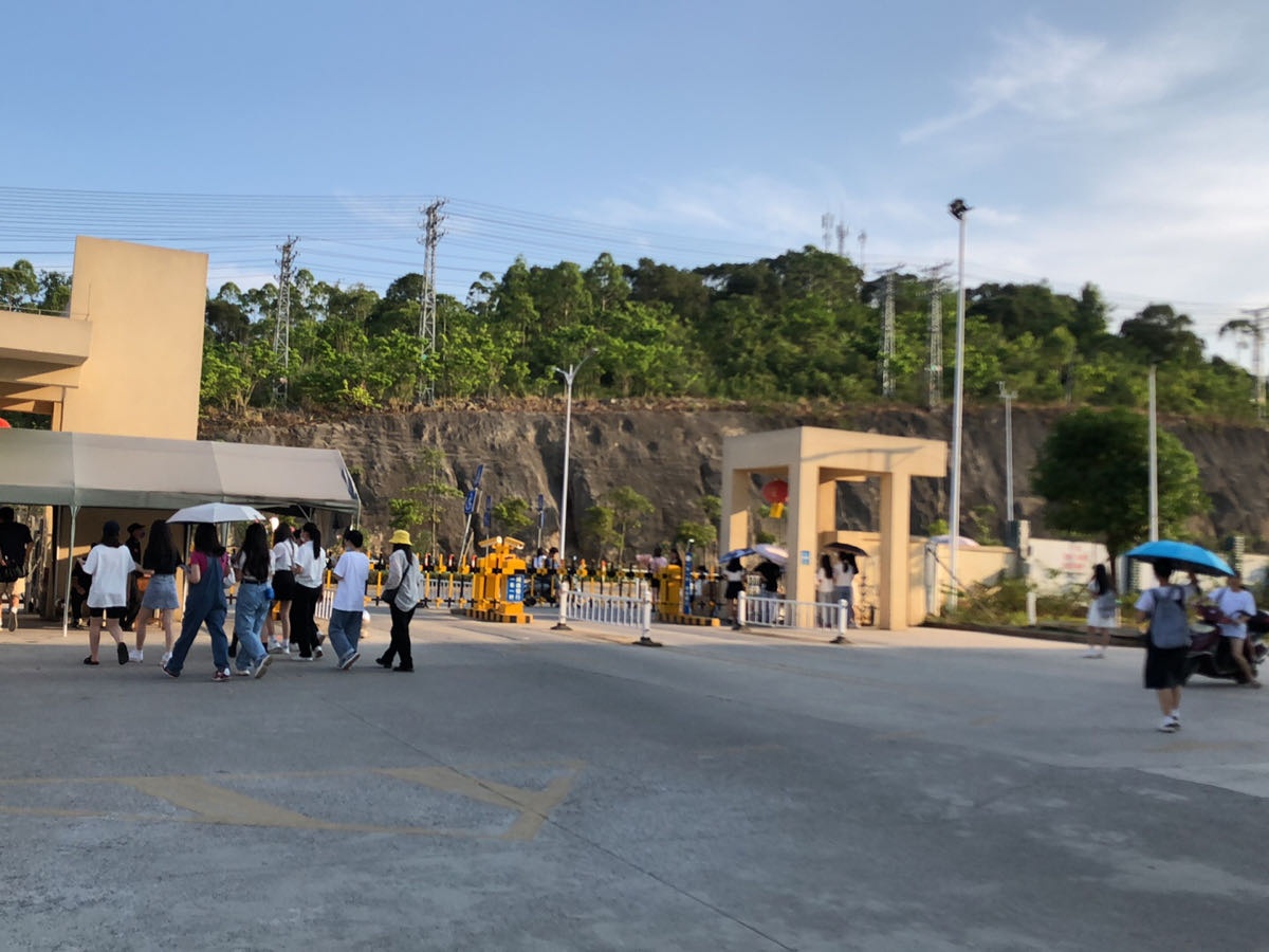广西民族师范学院-南门