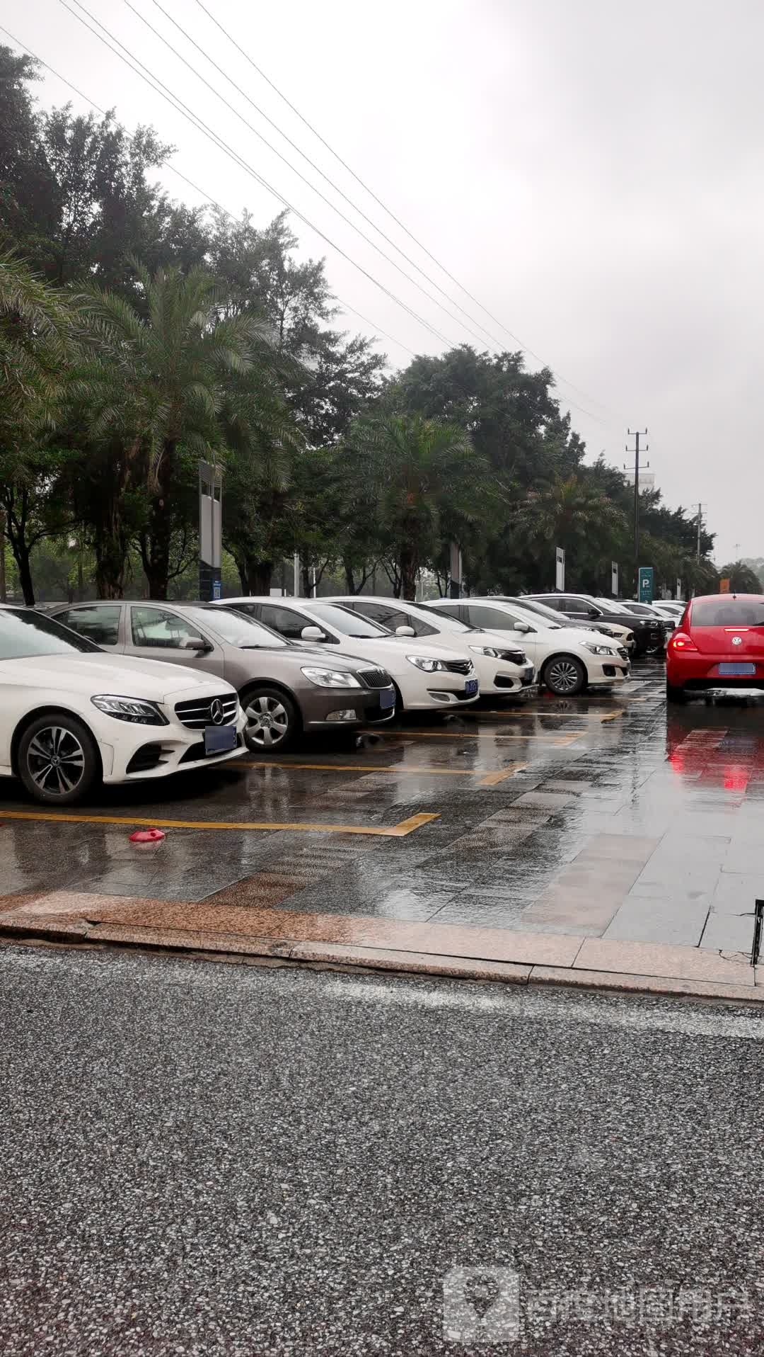 人和春天G区地下停车场-出入口