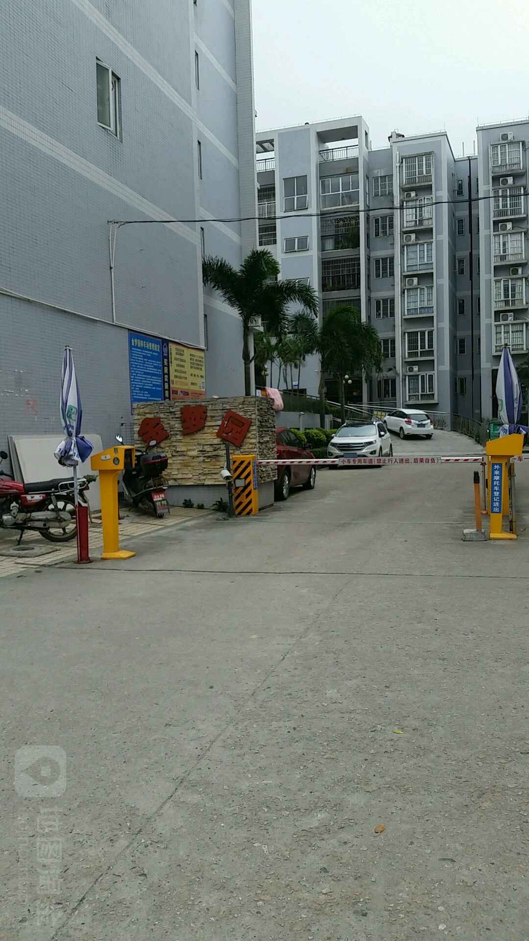 金梦园停车场-出入口