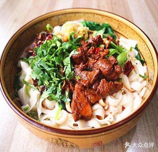 六月骨汤刀削面