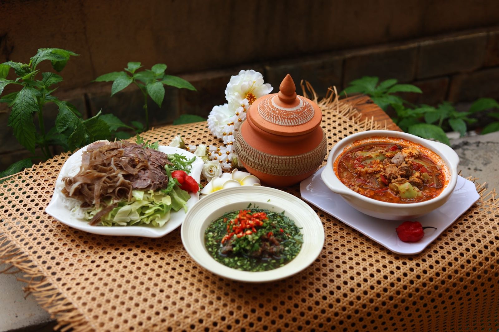 芒市里晚傣味餐厅