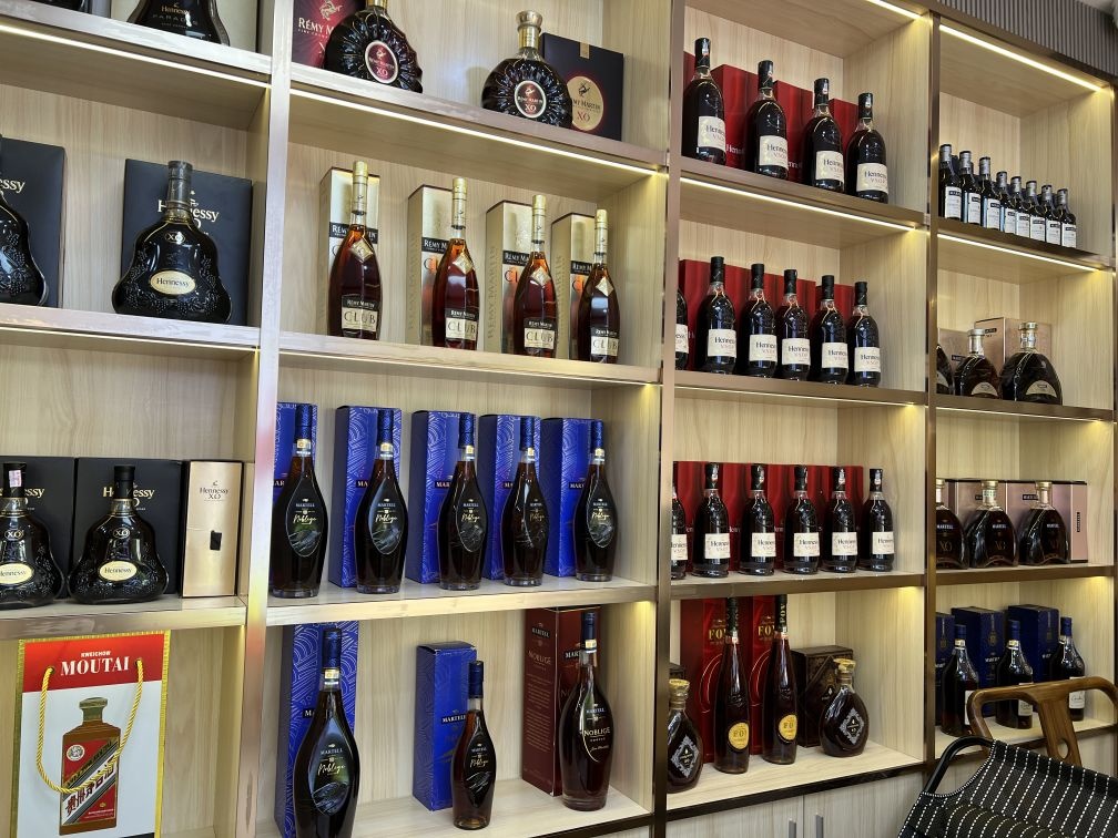 德盛隆商行回收名酒礼品(公园大地店)
