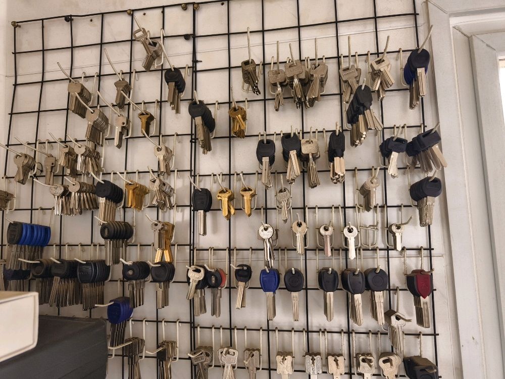 晓建开锁换锁配汽车钥匙