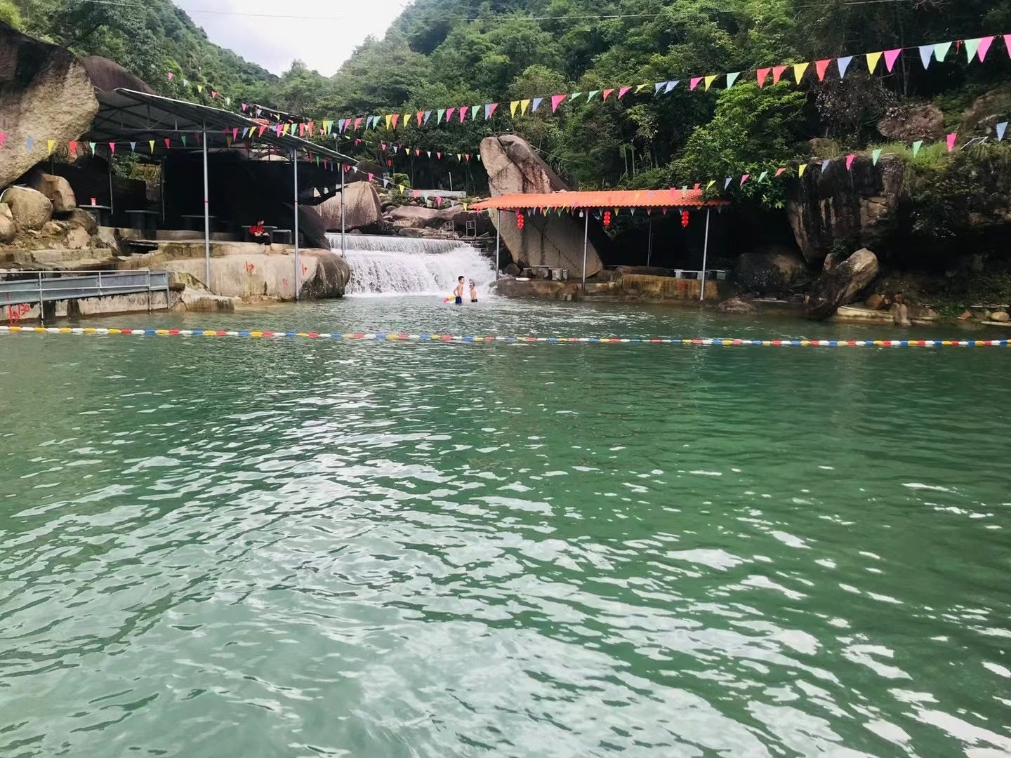 甘梓园游泳池