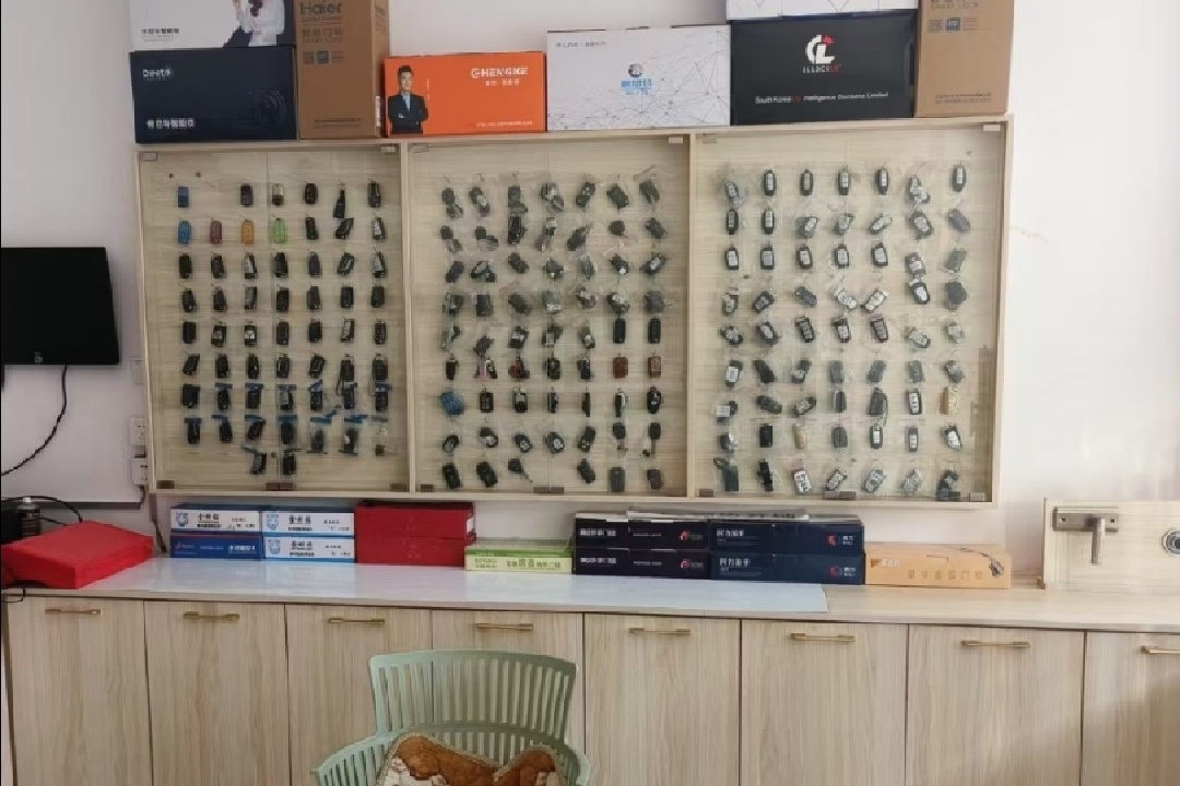 鸿鹏汽车钥匙开锁换锁