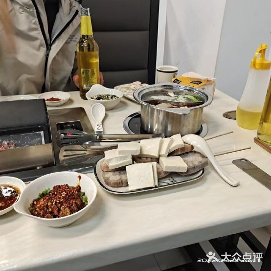 红菇坊烧烤火锅资助